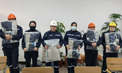 心系员工，温暖元旦——公司为员工发放羽绒冲锋衣