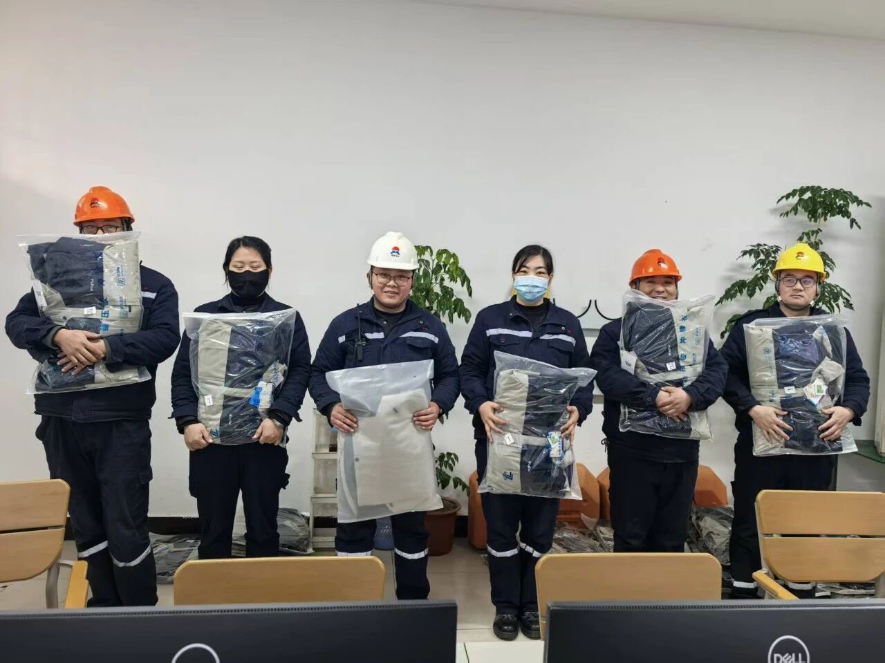 心系员工，温暖元旦——公司为员工发放羽绒冲锋衣