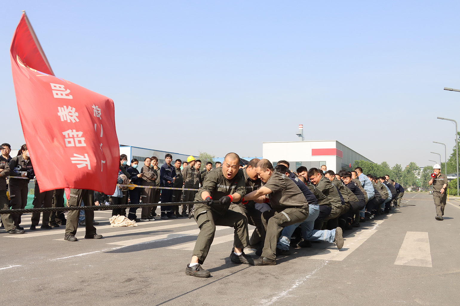 庆五一员工运动会：拔河比赛