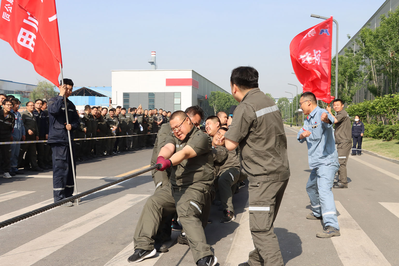 庆五一员工运动会：拔河比赛