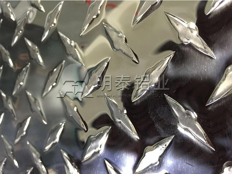 铝板厂家_工厂厂房用防滑一条筋花纹铝板卷价格多少钱？